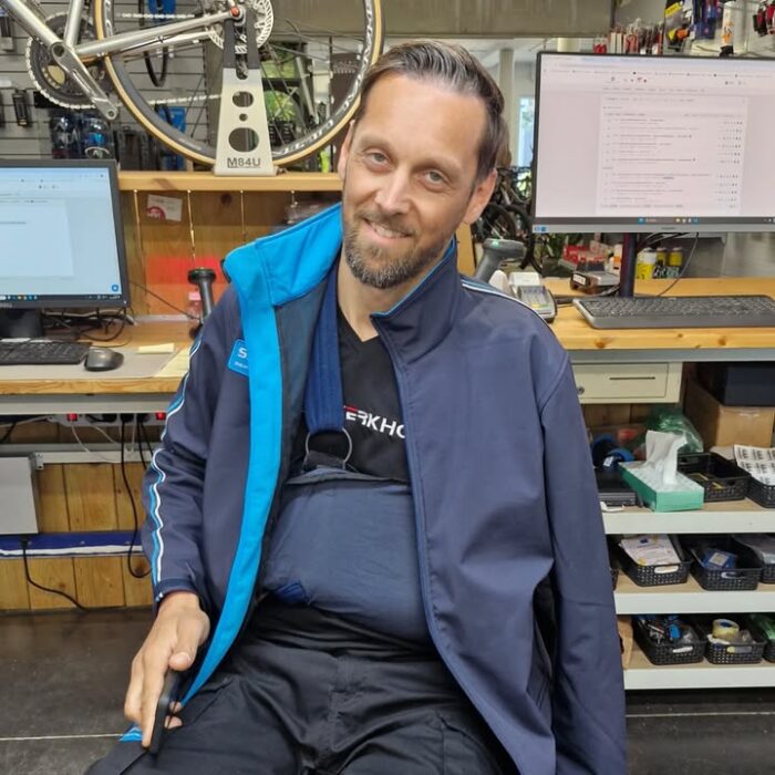 De voordelen van een fietsenmaker die zelf fietst:
- Hij weet waarover hij praat
- Hij heeft voeling met de sport
- Hij kent zijn producten
...

Nadeel:
- Hij kan vallen en iets breken 😅

We zullen met het hele team ons best doen om al onze klanten te blijven verder helpen! 

#fietsenkerkhofs #fietsenwinkel #fietsenmaker #shimanoservicecenter #valpartijtje